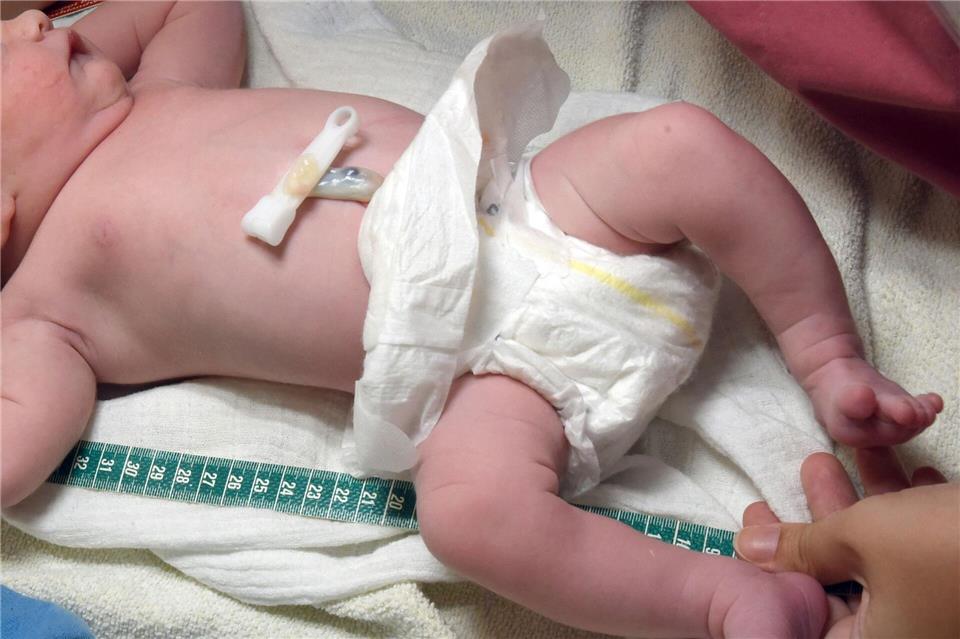 Wer ein Baby im ländlichen Raum erwartet, hat oft einen langen Weg in die nächste Geburtsklinik. (Symbolbild)Waltraud Grubitzsch/dpa