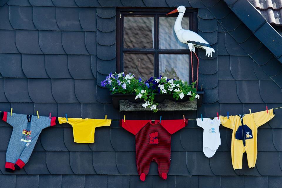 Wer ein Kind bekommt, hat oft erstmal keinen Kopf für Papierkram. (Archivbild)picture alliance / dpa