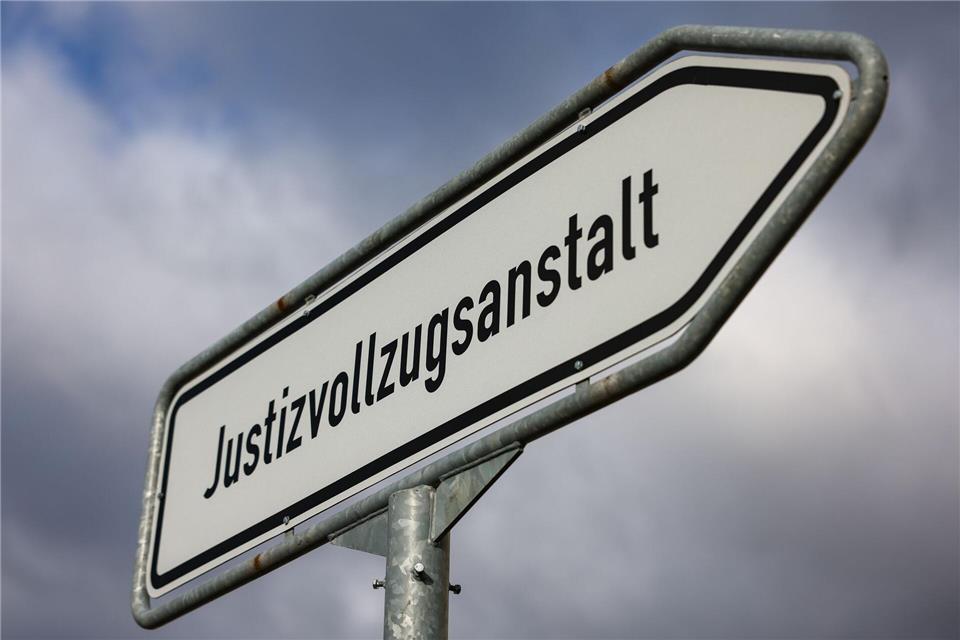 Wer eine Geldstrafe nicht bezahlen kann oder will, muss in Haft. Daran gibt es Kritik. (Symbolbild)Jan Woitas/dpa