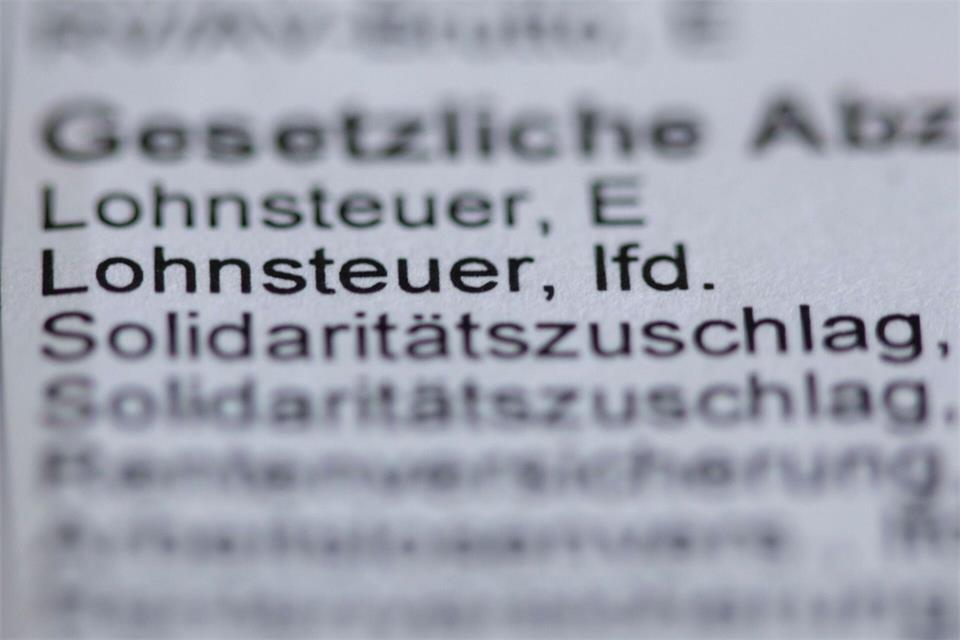 Wer eine Lohnsteuerermäßigung beantragen möchte, muss auf Fristen achten. (Symbolbild)Jens Büttner/dpa-Zentralbild/dpa