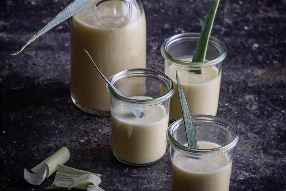 Wer eine Suppe wie diese Vichyssoise beisteuert, füllt sie am besten erst nach dem Transport vor Ort in kleine Gläser.Valerie Hammacher/ars vivendi/dpa-tmn