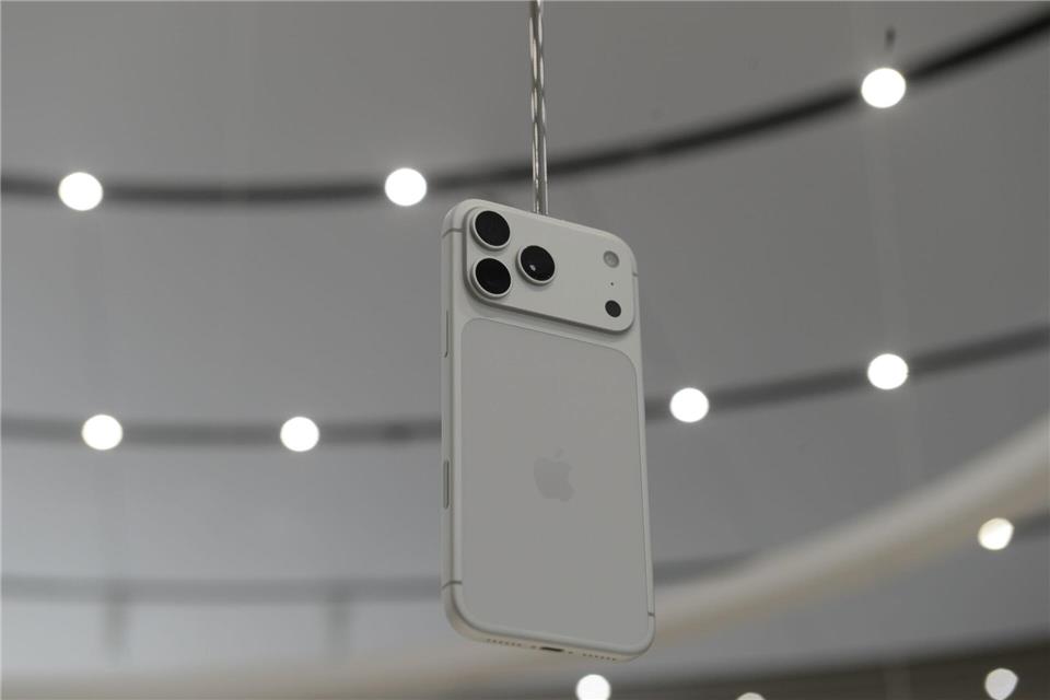 Wer eine Tele-Kamera will, muss beim iPhone das Pro-Modell wählen.Andrej Sokolow/dpa