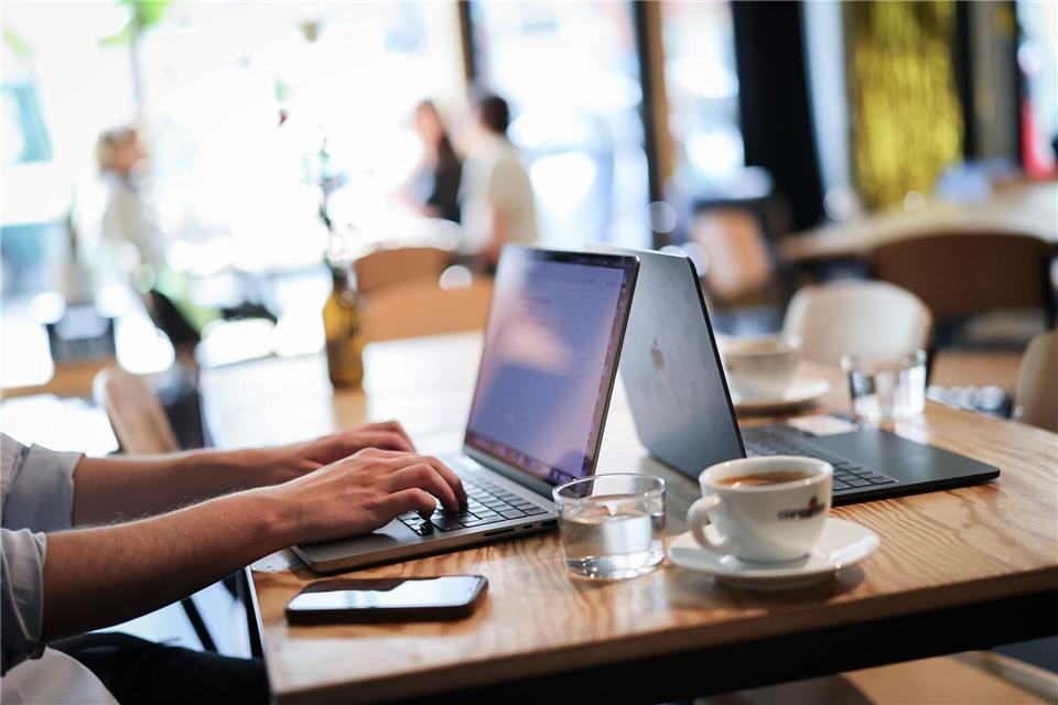 Wer eine passende Weiterbildung sucht, kann auf spezialisierten Portalen zahlreiche Kurse und Beratungsmöglichkeiten finden.Christian Charisius/dpa/dpa-tmn