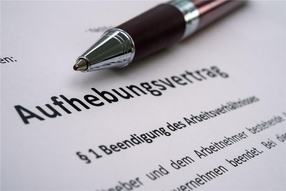 Abfindung annehmen ja oder nein? Das müssen Sie wissen Wer einen Aufhebungsvertrag unterzeichnet, willigt ein, das Unternehmen zu verlassen. Die Bedingungen dafür sollte man sich genau anschauen. Andrea Warnecke/dpa-tmn