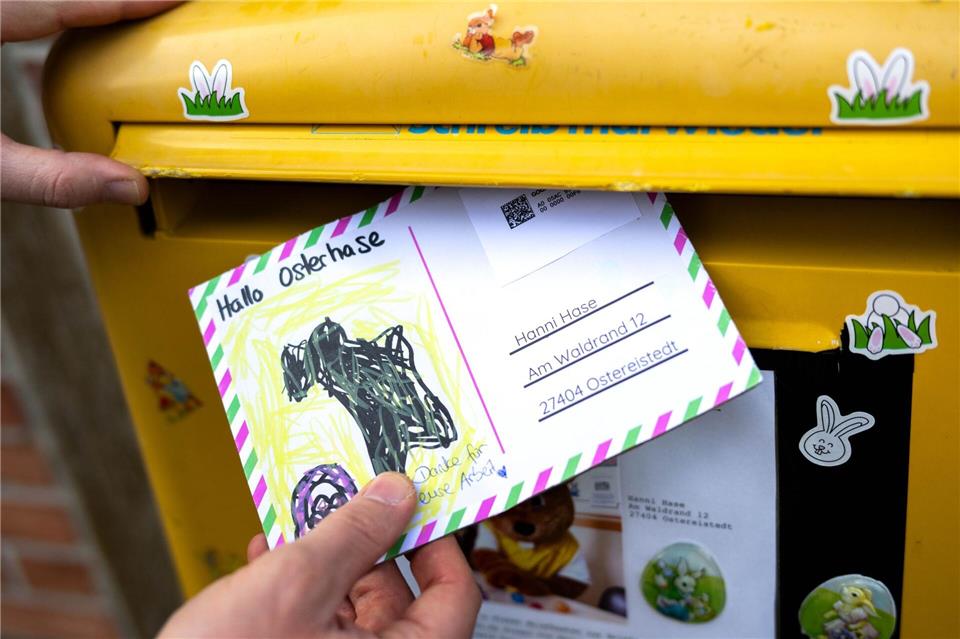 Wer einen Brief an den Osterhasen schreiben möchte, kann die Post in einen ganz normalen Briefkasten einwerfen. (Archivbild)Sina Schuldt/dpa