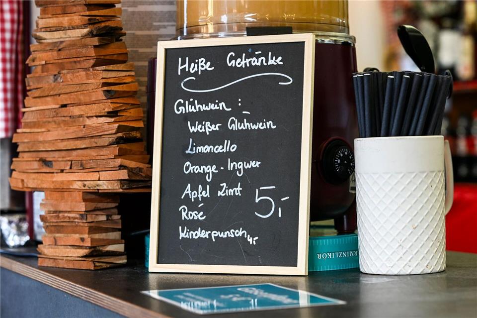 Wer einen Glühwein trinken will, trifft bei Weihnachtsmärkten auf unterschiedliche Angebote.Jens Kalaene/dpa