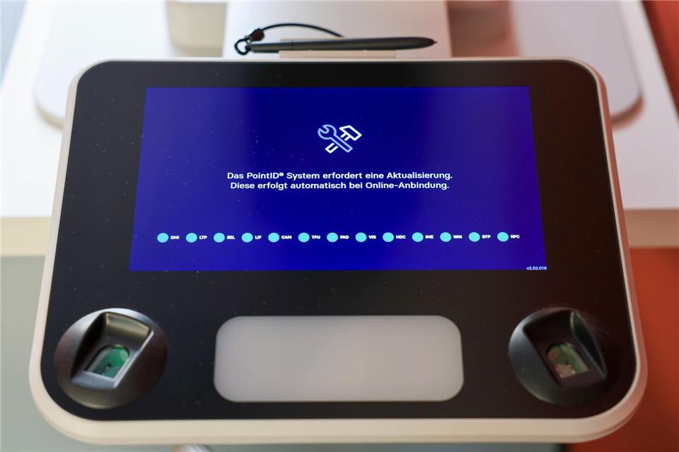 Wer einen neuen Ausweis oder Reisepass beantragt, muss ab Mai ein digitales Passbild vorlegen.Jan Woitas/dpa