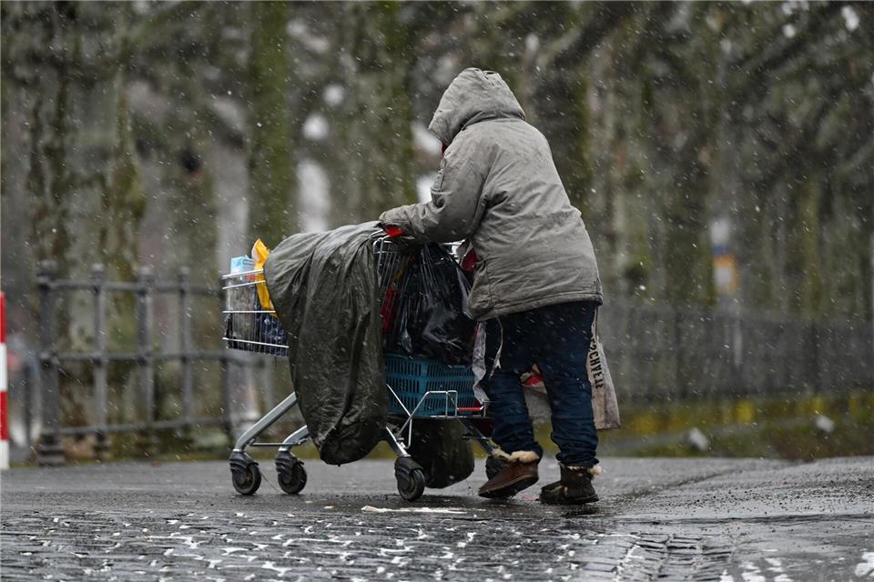 Wer einen obdachlosen Menschen sieht, sollte ihn am besten ansprechen. (Symbolbild)Arne Dedert/dpa