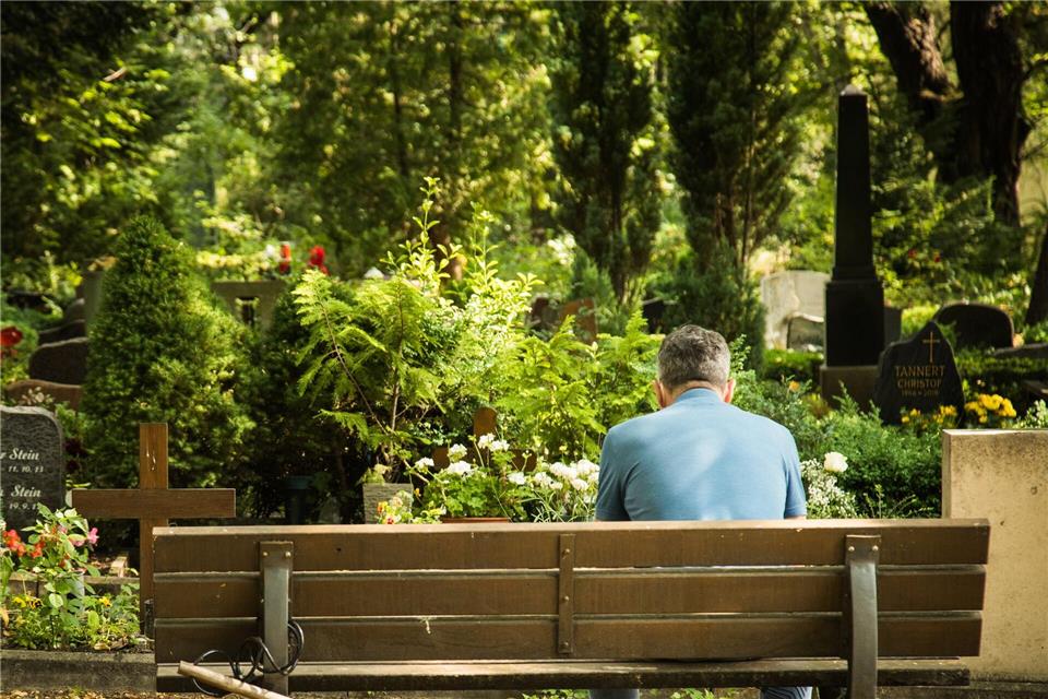 Trauer: Trotz schwerem Verlust gesund bleiben Wer einen schweren Verlust erlitten hat, etwa um eine langjährige Patnerin oder Partner trauert, erlebt häufig seelische und körperliche Symptome, die auch länger andauern können.Christin Klose/dpa-tmn