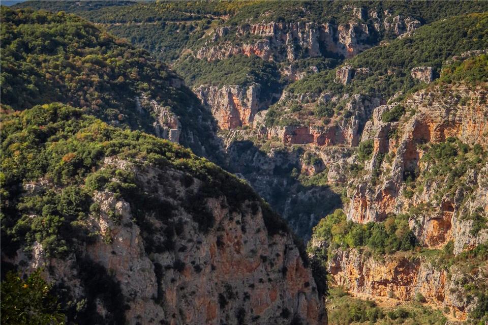 Wer einmal durch die Vikos-Schlucht laufen möchte, muss sechs bis acht Stunden einplanen.Luisa Heyer/dpa-tmn