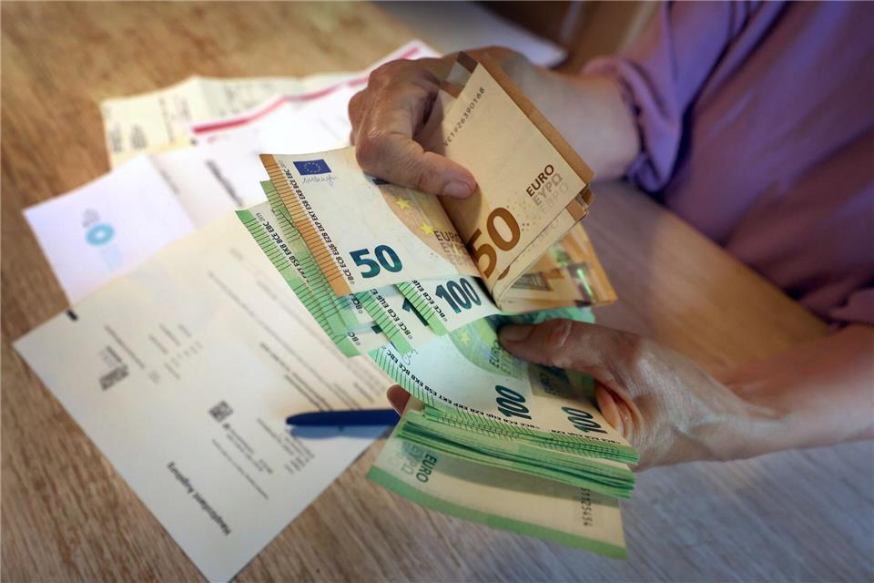 Wer einmal im Schuldensumpf versackt ist, schafft es oft aus eigenen Kraft nicht mehr heraus - Nordrhein-Westfalen und Baden-Württemberg wollen Betroffenen helfen. (Symbolbild)Karl-Josef Hildenbrand/dpa