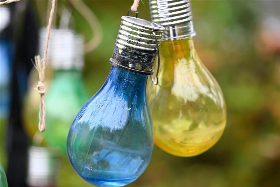 Wer erneuerbare Strom- und Wärmequellen nutzen will, muss nicht auf den Staat warten - kann aber seine Fördertöpfe nutzen. (Symbolbild)Roberto Pfeil/dpa