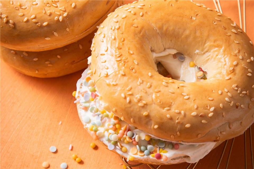 Wer es bunt mag, streut einfach bunte Streusel auf die Frischkäse-Füllung seines Bagels.Christin Klose/dpa-tmn