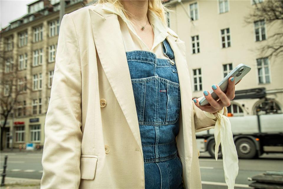 Wer es etwas schicker mag, kann den Einteiler mit einer eleganten Bluse und einem Blazer in Szene setzen.Christin Klose/dpa-tmn