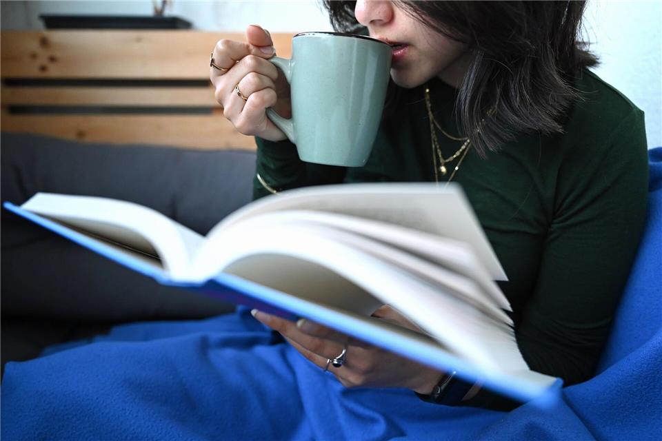 Wer es lieber ruhiger mag: Die Extrastunde kann auch einfach zum Entspannen oder Lesen genutzt werden. (Symbolbild)Elisa Schu/dpa