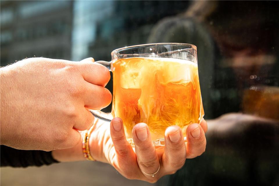 Wer es mag, schüttet sich in seinen Cold Brew nicht nur Eiswürfel, sondern auch einen Schuss Milch. Christin Klose/dpa-tmn