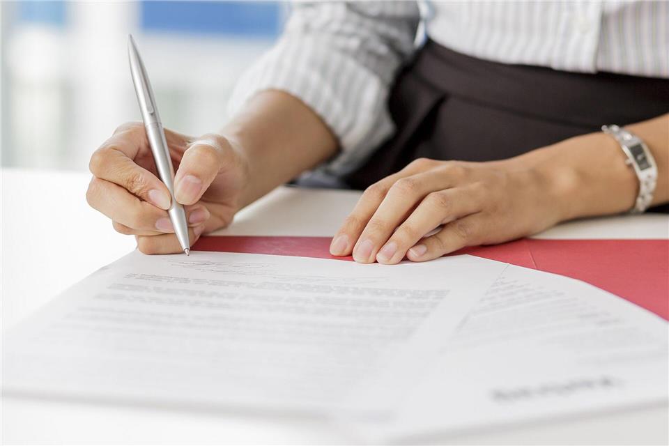 Wer es sich zutraut, sein Arbeitszeugnis selbst zu schreiben, sollte das nur mit fachlichem Gegencheck machen.picture alliance/dpa/dpa-tmn