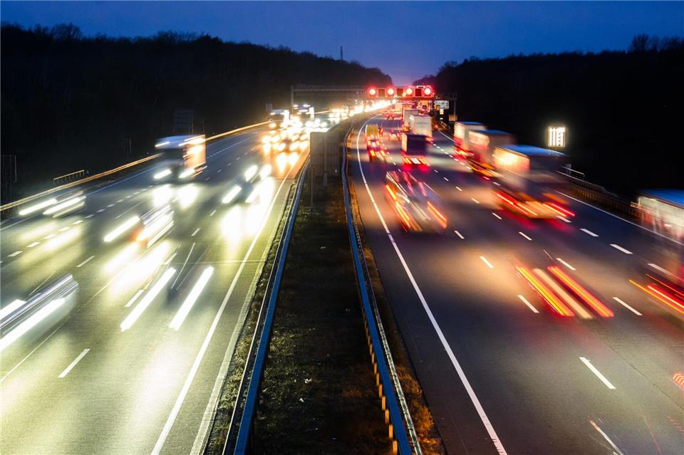 Wer etwa zu schnell fährt, riskiert einen Eintrag in Flensburg. (Symbolbild)picture alliance/dpa