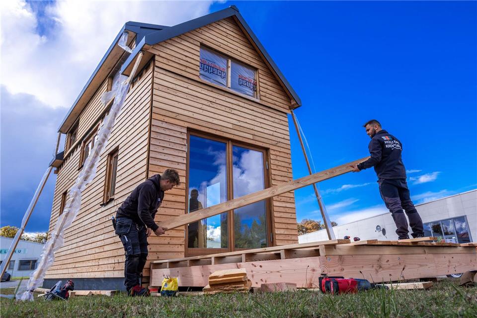 Wer für den Hausbau auf Holz setzen will, muss künftig in Bayern wieder tiefer in die Tasche greifen - denn die staatliche Förderung endet in diesem Jahr. (Symbolbild)Jens Büttner/dpa
