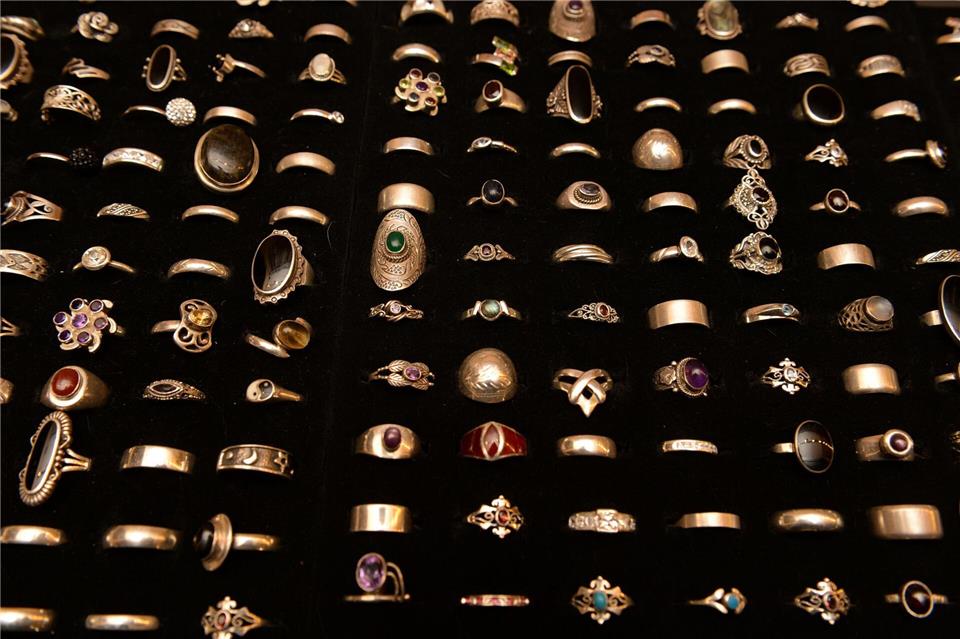 Wer für ein Event einen echten Hingucker sucht, kann zugunsten der Nachhaltigkeit Goldschmuck auch leihen oder mieten.Felix Hörhager/dpa/dpa-tmn