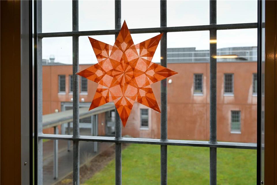 Wer für eine Haftstrafe im Knast sitzt, verliert den Kontakt zum Leben draußen. Auf dem Weg zurück gibt es Hilfe. (Symbolfoto) Heiko Rebsch/dpa