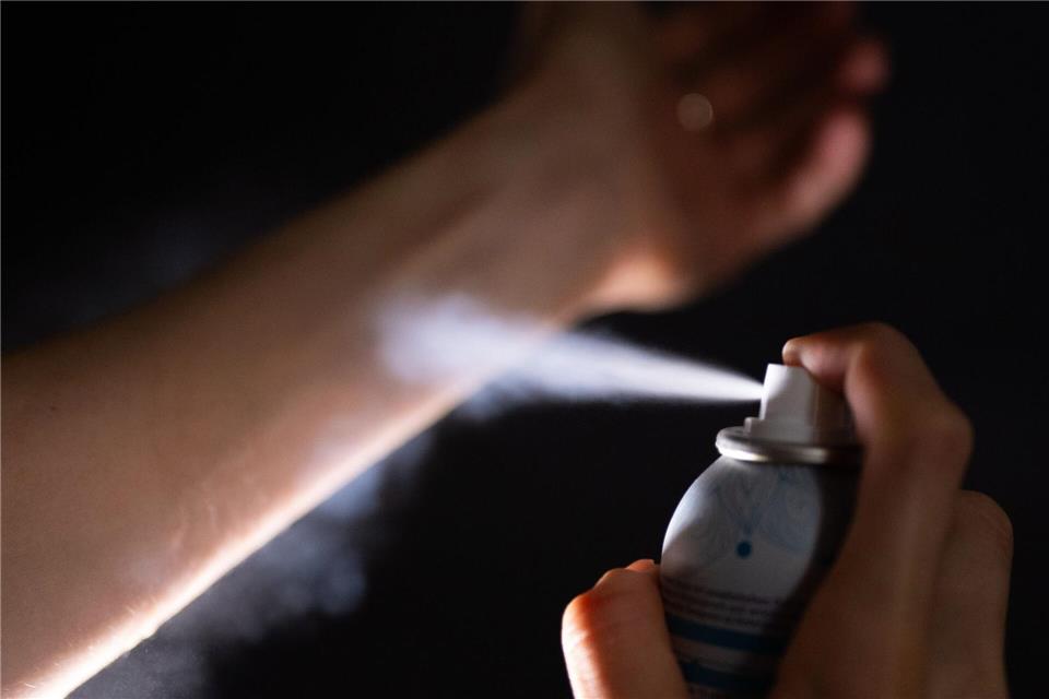 Wer ganz sicher eine Deo-Aura haben will, sprüht es nicht nur auf die Achseln, auf Haare oder Brust, sondern auch aufs Handgelenk. (Symbolbild)Monika Skolimowska/dpa
