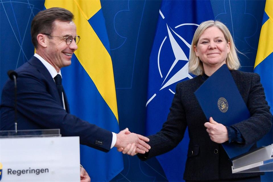 Wer gewinnt das Rennen um die Macht in Schweden - Regierungschef Ulf Kristersson (links) oder Herausforderin Magdalena Andersson (rechts)? (Archivbild)Lars Schröder/TT/TT News Agency/AP/dpa