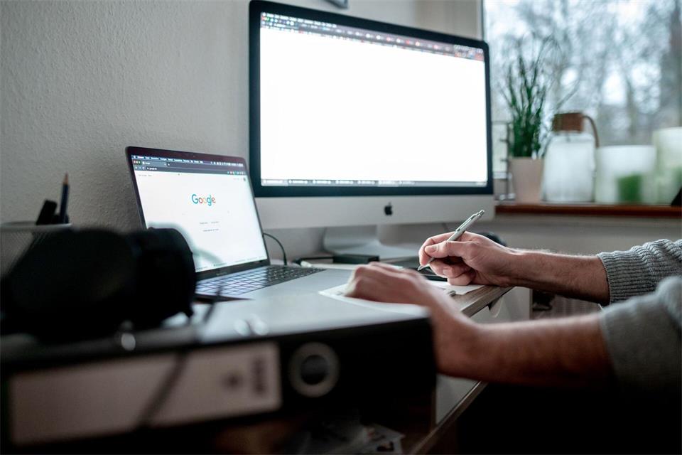 Wer häufig im Homeoffice arbeitet, sollte seinen Stromverbrauch im Blick behalten.Fabian Strauch/dpa/dpa-tmn