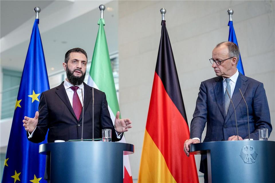Wer hat das Ziel ausgegeben, dass 80 Prozent der Syrer in Deutschland in ihr Herkunftsland zurückkehren sollten? Kanzler Friedrich Merz sagt: Das war sein Gast aus Syrien, Übergangspräsident Ahmed al-Scharaa (Archivbild).Kay Nietfeld/dpa