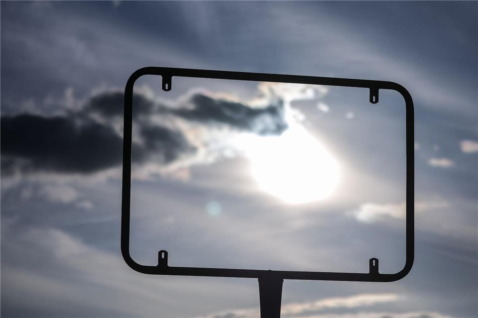 Wer hat die Ortseingangsschilder in Oestrich-Winkel gestohlen - das fragt sich nicht nur der Bürgermeister. (Symbolbild)Jan Woitas/dpa