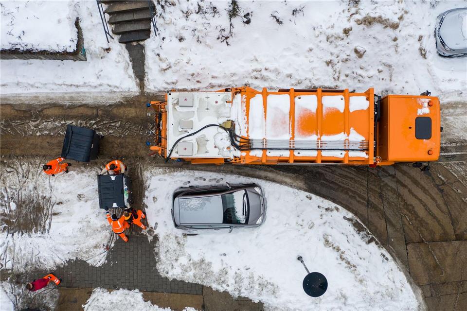 Wer helfen will, kann die Zufahrt von Schnee und Eis befreien. (Symbolbild)Jan Woitas/dpa-Zentralbild/dpa