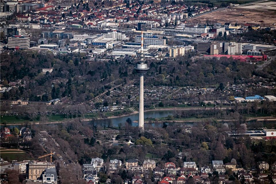 Wer hier speist, sollte schwindelfrei sein. (Archivbild)Uli Deck/dpa