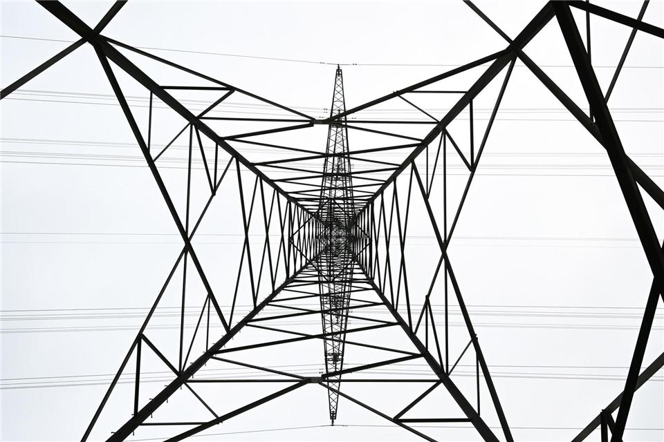 Wer hilft bei einem Stromausfall zuerst? Netzbetreiber müssen laut Innenministerium selbst handeln, bevor Behörden eingreifen. (Symbolbild)Bernd Weißbrod/dpa