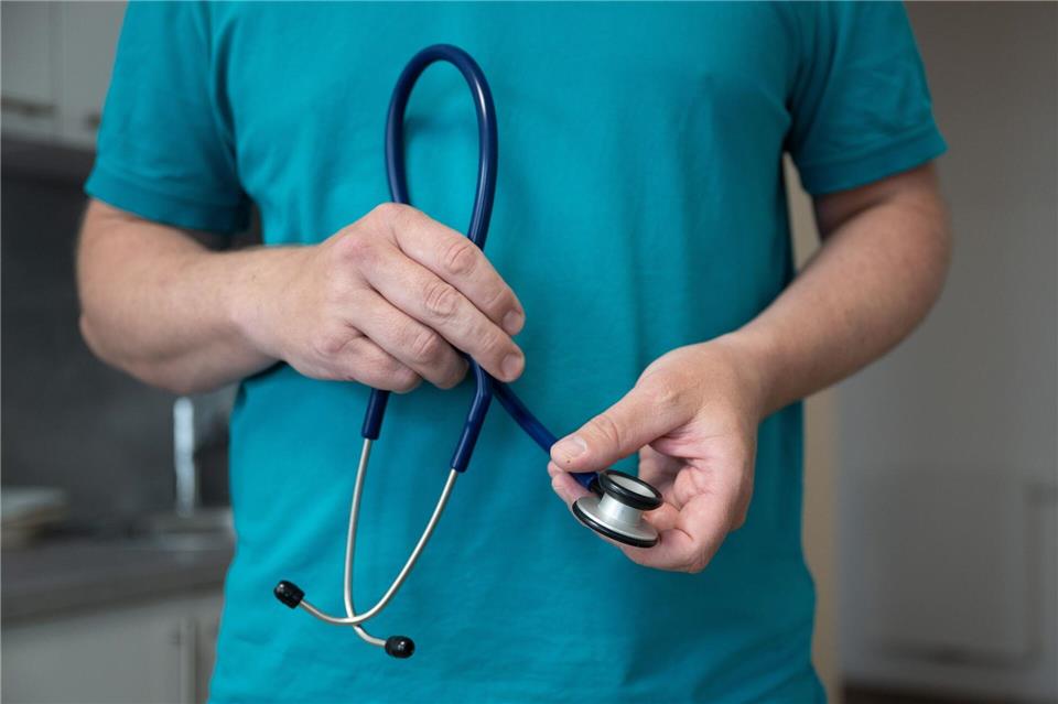 Wer im Ausland Medizin studiert hat, muss seinen Abschluss auf Gleichwertigkeit überprüfen lassen oder eine Kenntnisprüfung ablegen. (Symbolbild)Sebastian Kahnert/dpa