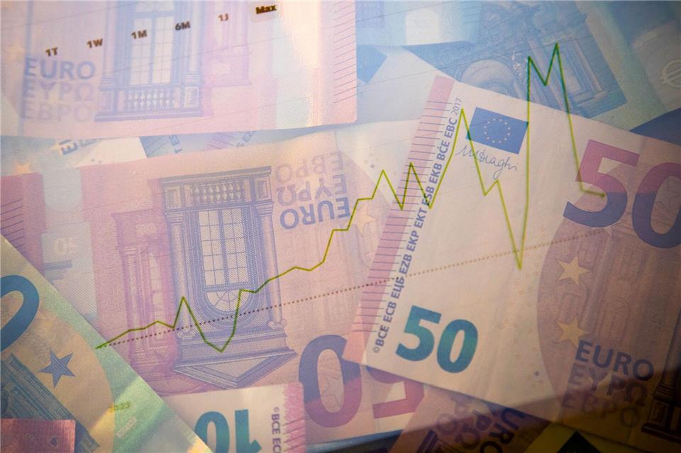 Wer im Ausland investiert, zahlt oft doppelt Steuern: Schließlich müssen Kapitalerträge dann in zwei Ländern versteuert werden.Christin Klose/dpa-tmn