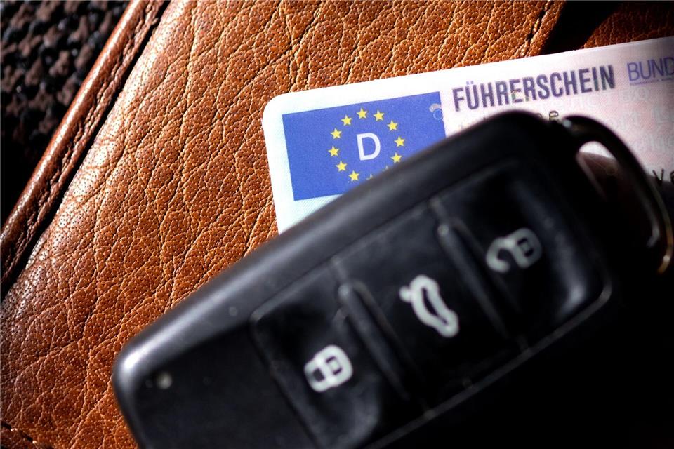 Wer im Ausland lebt und weiterhin in Deutschland Auto fahren möchte, muss seinen Führerschein gegen ein gültiges Dokument umtauschen.picture alliance/dpa