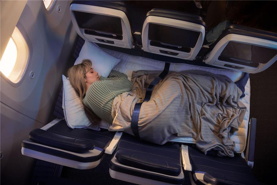Wer im Flieger schon immer quer liegen wollte: United plant ab 2027 Relax Rows in der Economy. Andere Airlines bieten das zum Teil auch an.United Airlines/dpa-tmn