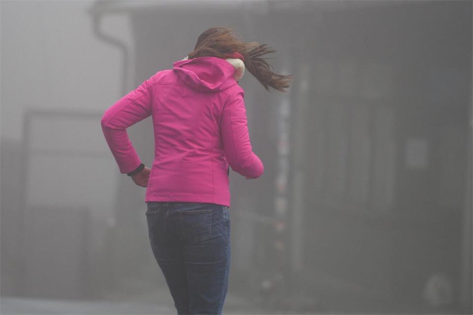 Wer im Freien von einem Sturm oder Gewitter überrascht wird, sollte schnell geeigneten Schutz suchen oder eine sichere Haltung einnehmen.picture alliance/dpa