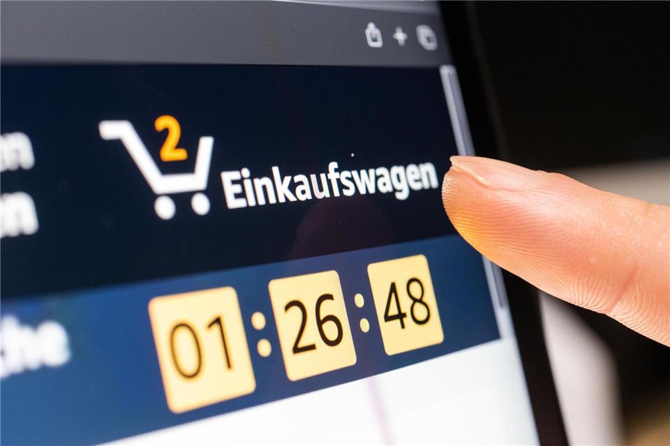 Wer im Internet Verträge abschließt, soll diese künftig einfacher wieder stornieren können. Mohssen Assanimoghaddam/dpa