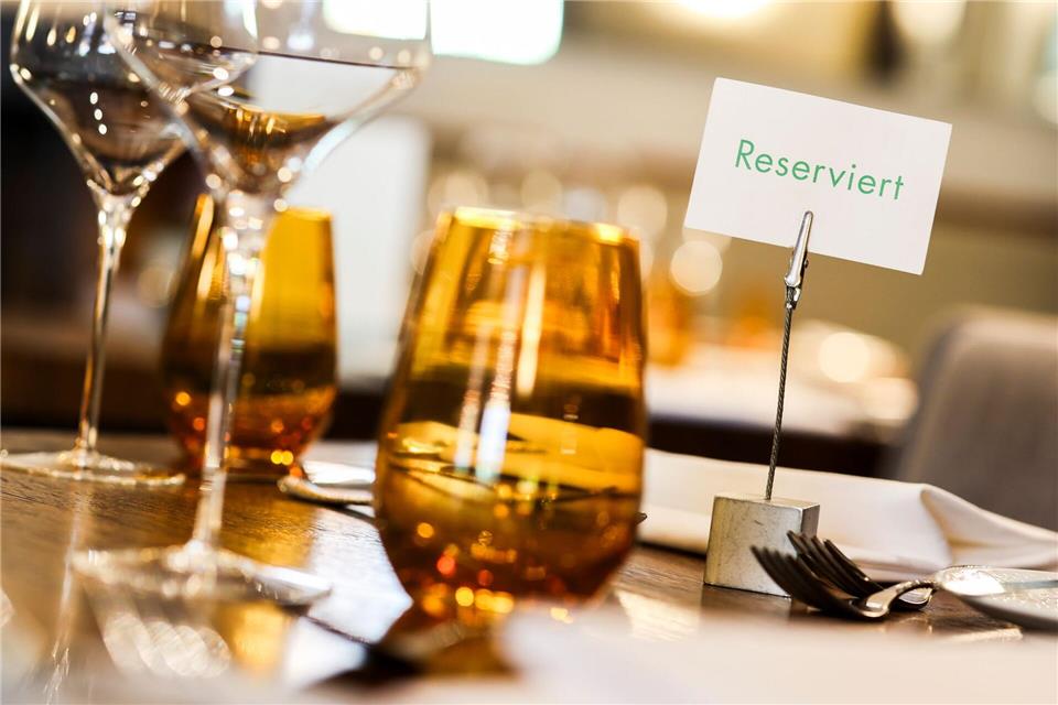 Wer im Restaurant einen Tisch reserviert und nicht erscheint, wird manchmal vom Wirt zur Kasse gebeten. (Archivbild)Christoph Reichwein/dpa