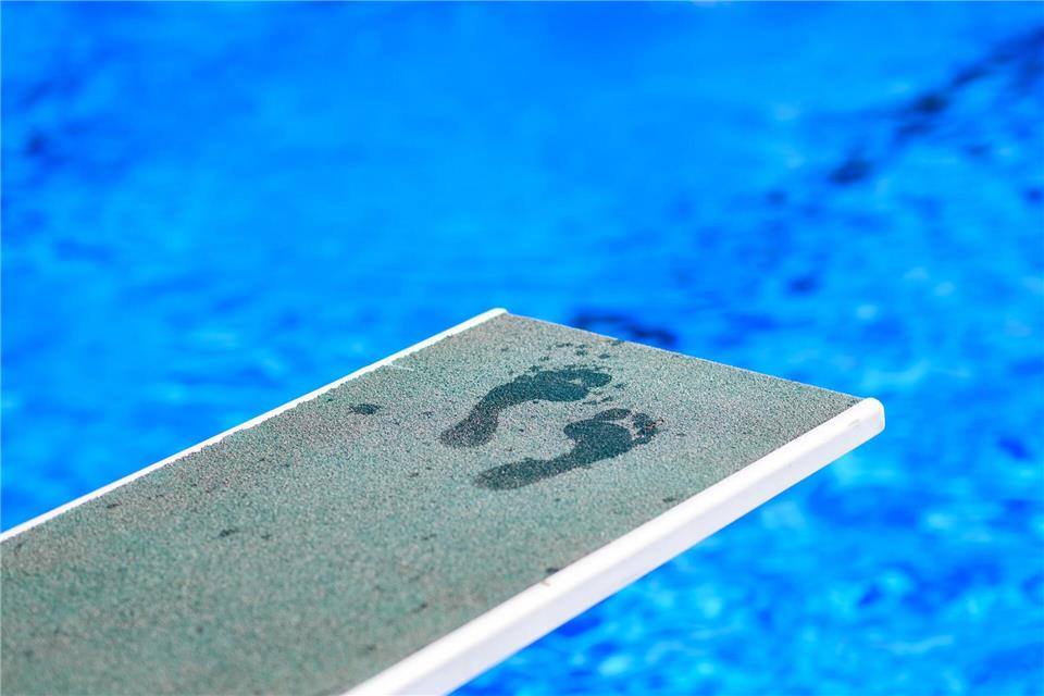 Wer im Schwimmbad barfuß unterwegs ist, muss damit rechnen, Pilzsporen zu begegnen. picture alliance/dpa