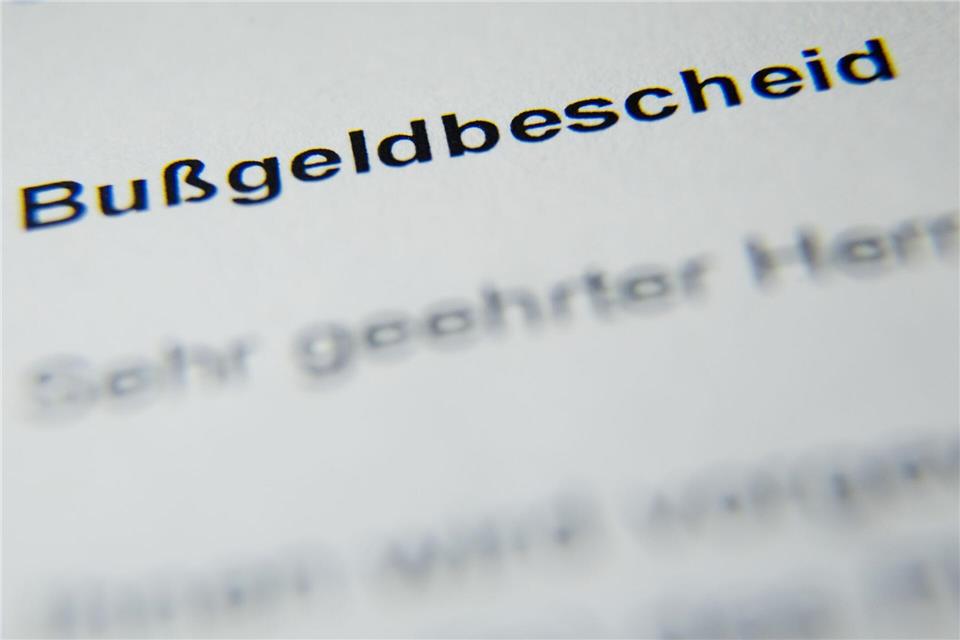 Wer im Winter seiner Räumpflicht nicht nachkommt, muss mit einem Bußgeld rechnen. (Archivbild) Julian Stratenschulte/dpa