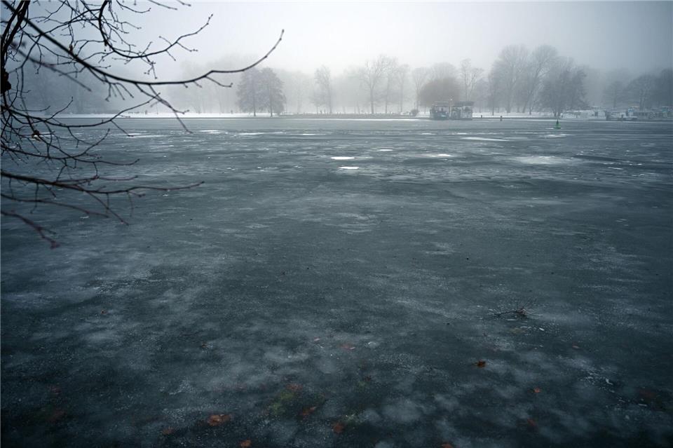 Wer in Berlin oder Brandenburg unterwegs ist, muss mit minus zwei Grad und überraschender Glätte rechnen. Lilli Förter/dpa