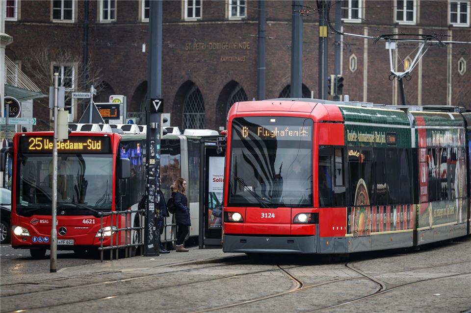 Wer in Bremen zur Arbeit muss, kann wieder mit Bus und Bahn fahren. (Archivbild)Focke Strangmann/dpa