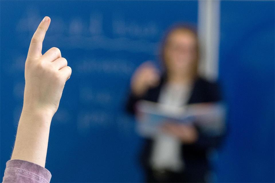 Wer in Fächern, Regionen oder Schularten unterrichtet, in denen Lehrermangel herrscht, kann in Thüringen einen Zuschlag erhalten. (Symbolbild)Armin Weigel/dpa