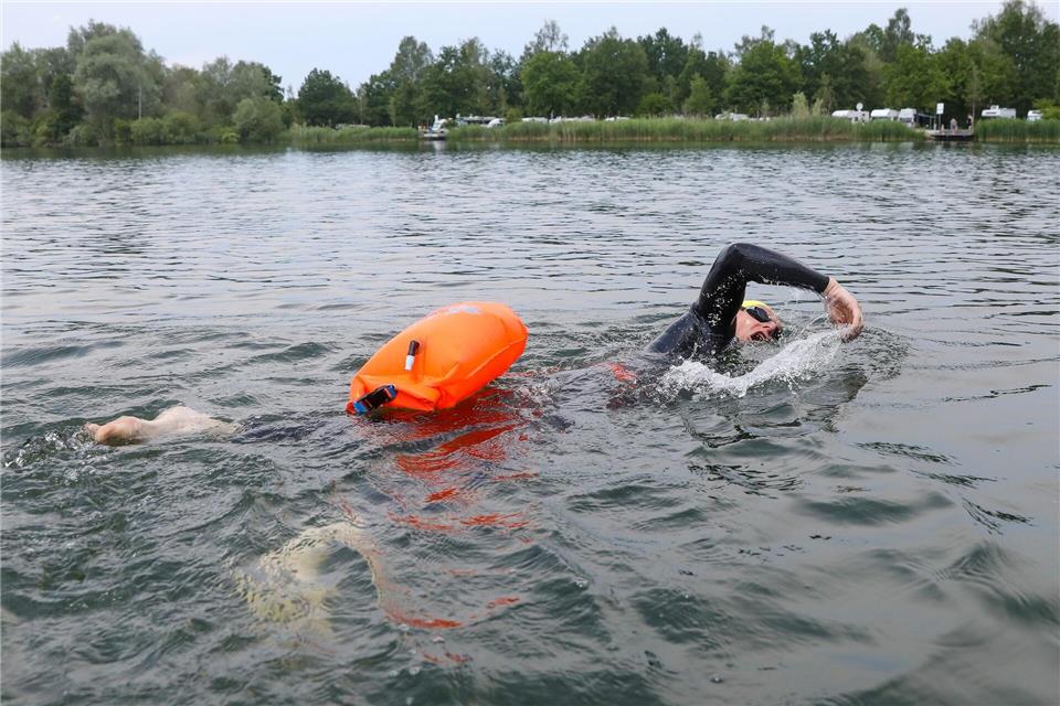 Wer in Flüssen wie dem Rhein, Mosel, Lahn oder Nahe schwimmt, bringt sich auch mit Schwimmboje in erhebliche Gefahr, sagt die DLRG. (Symbolbild)Thomas Warnack/dpa