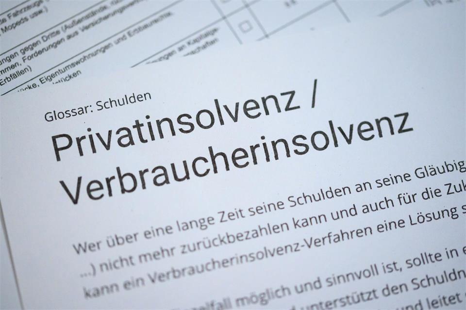 Wer in Hamburg einen Termin bei einer Schuldnerberatung braucht, muss Geduld mitbringen. (Symbolbild)Jonas Walzberg/dpa