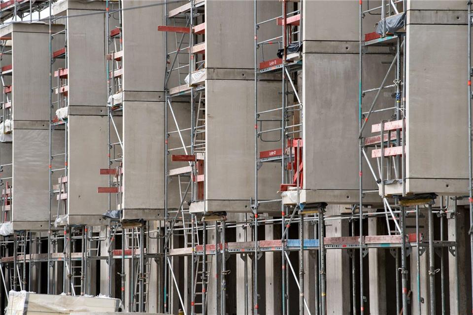 Wer in München eine Eigentumswohnung kaufen will, blutet finanziell auch als Besserverdiener. Im deutschlandweiten Schnitt jedoch ist der Kauf einer Wohnung laut Interhyp bezahlbarer geworden. (Symbolbild) Sven Hoppe/dpa