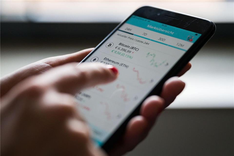 Wer in das hochspekulative Geschäft mit den digitalen Währungen einsteigen will, sollte wissen: Das ist nicht ohne Risiken.picture alliance/dpa