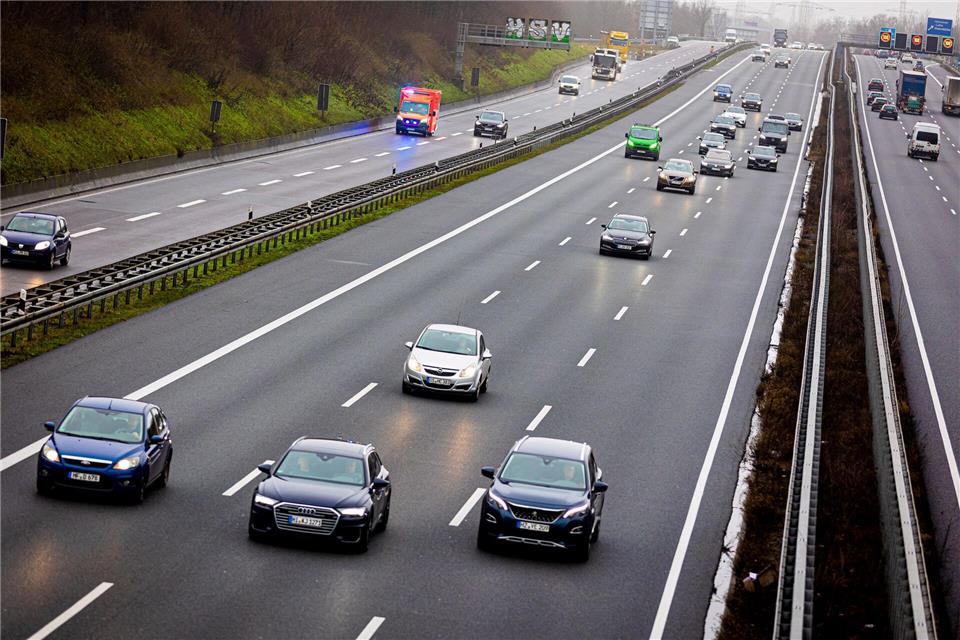 Wer in den Weihnachtsferien mit dem Auto unterwegs ist, sollte seine Fahrtzeiten gut planen. (Archivbild)Moritz Frankenberg/dpa